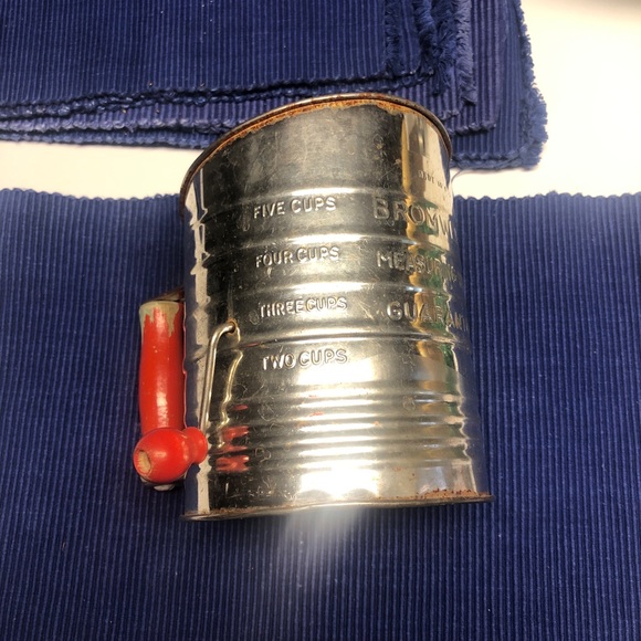 Vintage sifting lot and measuring cup - Picture 3 of 6